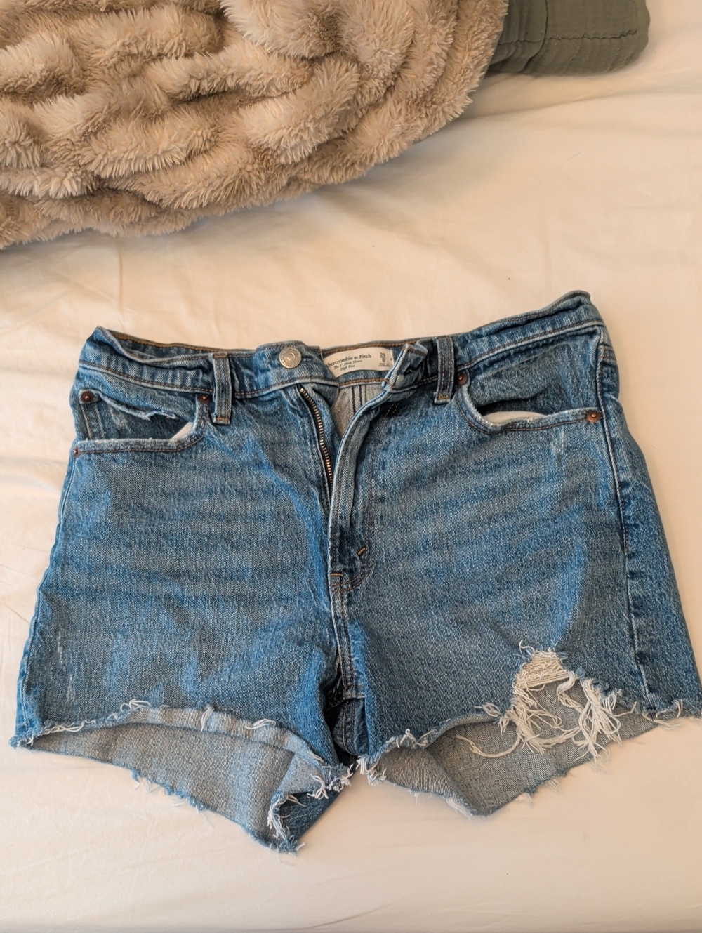 Abercrombie & Fitch The 4 Inch Mom Short High Rise Medium Wash Size 29 / 8